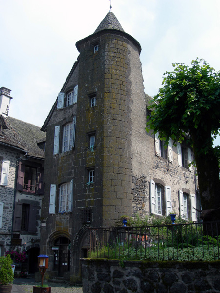 la cite de Salers dans le cantal